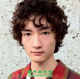 自来卷头发男人命运